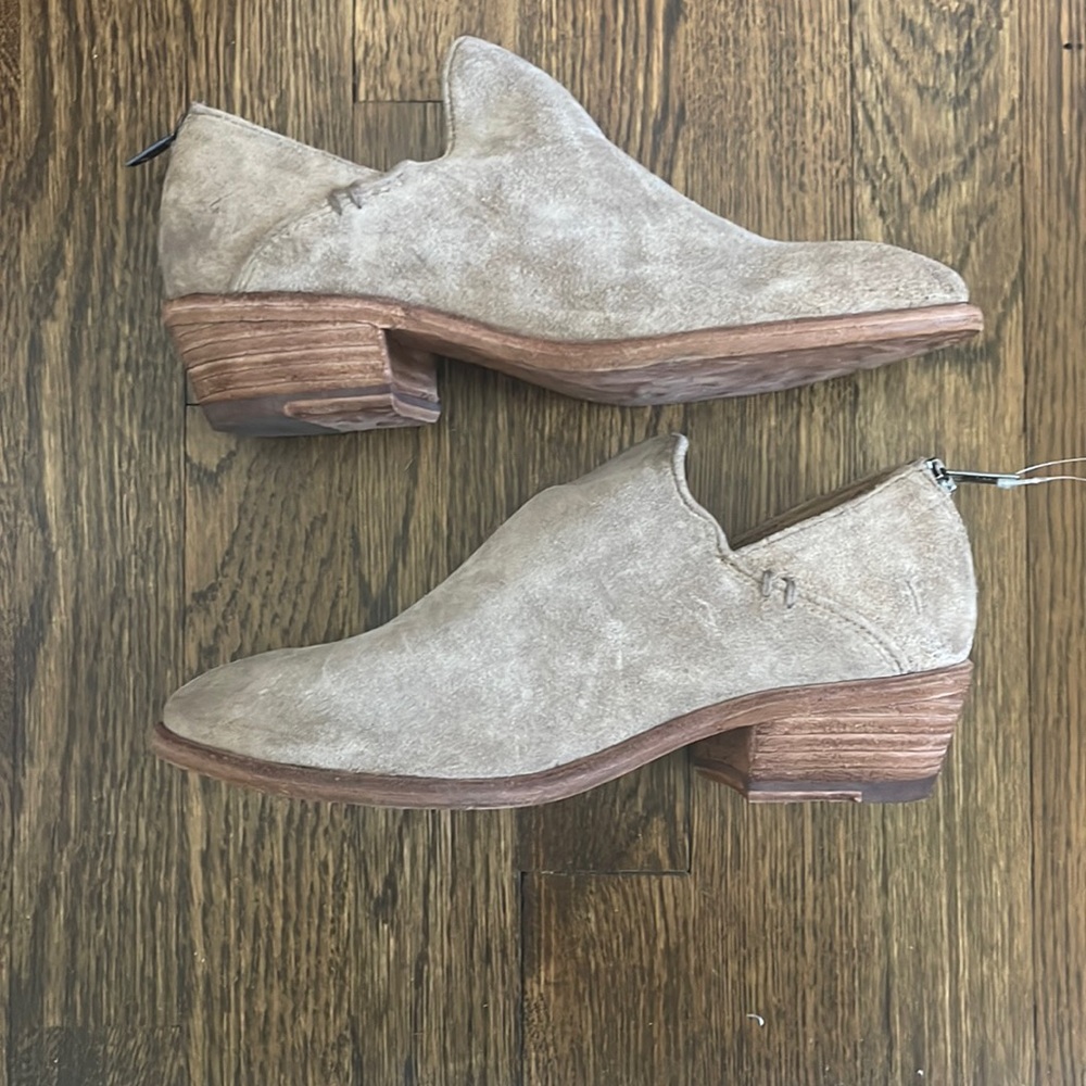 Frye Carson Shootie in tan suede